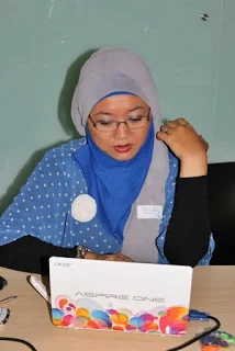 Erinawati Aziza "Ina" dan laptop barunya, nyicil dari dari bonus Oriflame. Keren!
