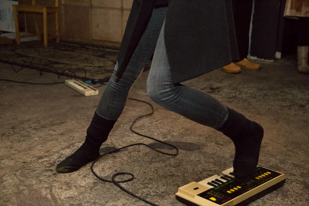 "Spidering into the hole" photo by Vitor Texeira