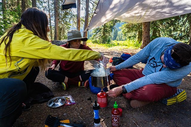 👩🏼🔬✨🤷🏻♀️✨👨🏻🍳 ✨🍲#backcountryyoga #yellowstone2019
