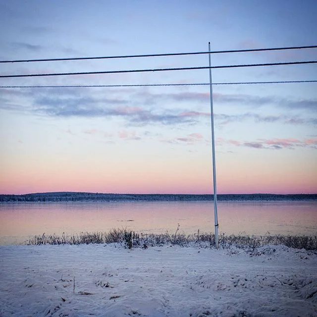 🌅
.
.
.
.
.
#hkig #hkphotography #hkphotographer #travel #travelphotography #finland #nature #lake #sunset #electricpost