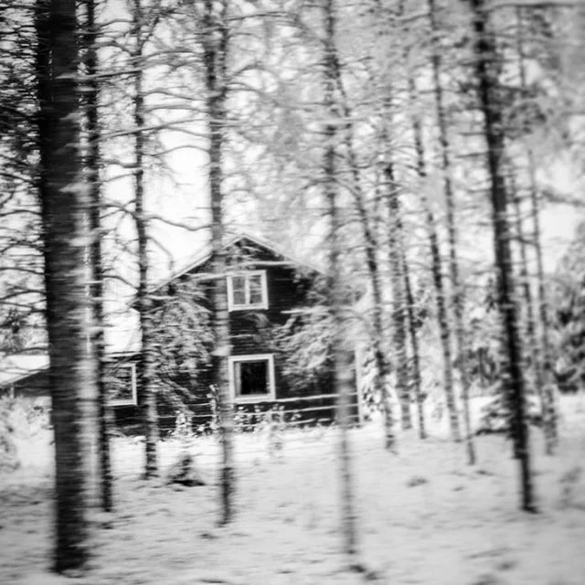 🏠
.
.
.
.
.
#hkig #hkphotography #hkphotographer #travel #travelphotography #finland #house #trees #snow #blackandwhitephoto