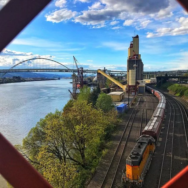 🚂 .
.
.
.
.
#hkig #hkphotographer #hkphotography #travel #travelphotography #portland #oregon #train #fremontbridge  #broadwaybridge #bridge #sky #tree #railway