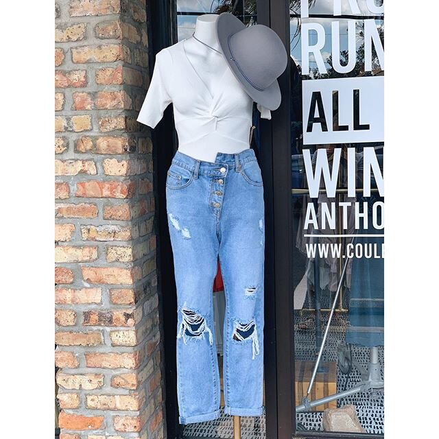 Favorite new BOYFRIEND denim! [x-small to medium]
&bull;
Shop in-store &amp; online, DM, through text at 210-480-1807 or via email with Square invoice | 👁 #CouleurBlindéByAnthonyRyan #CouleurBlindé #FallFashion #ShopLocal #SanAntonio