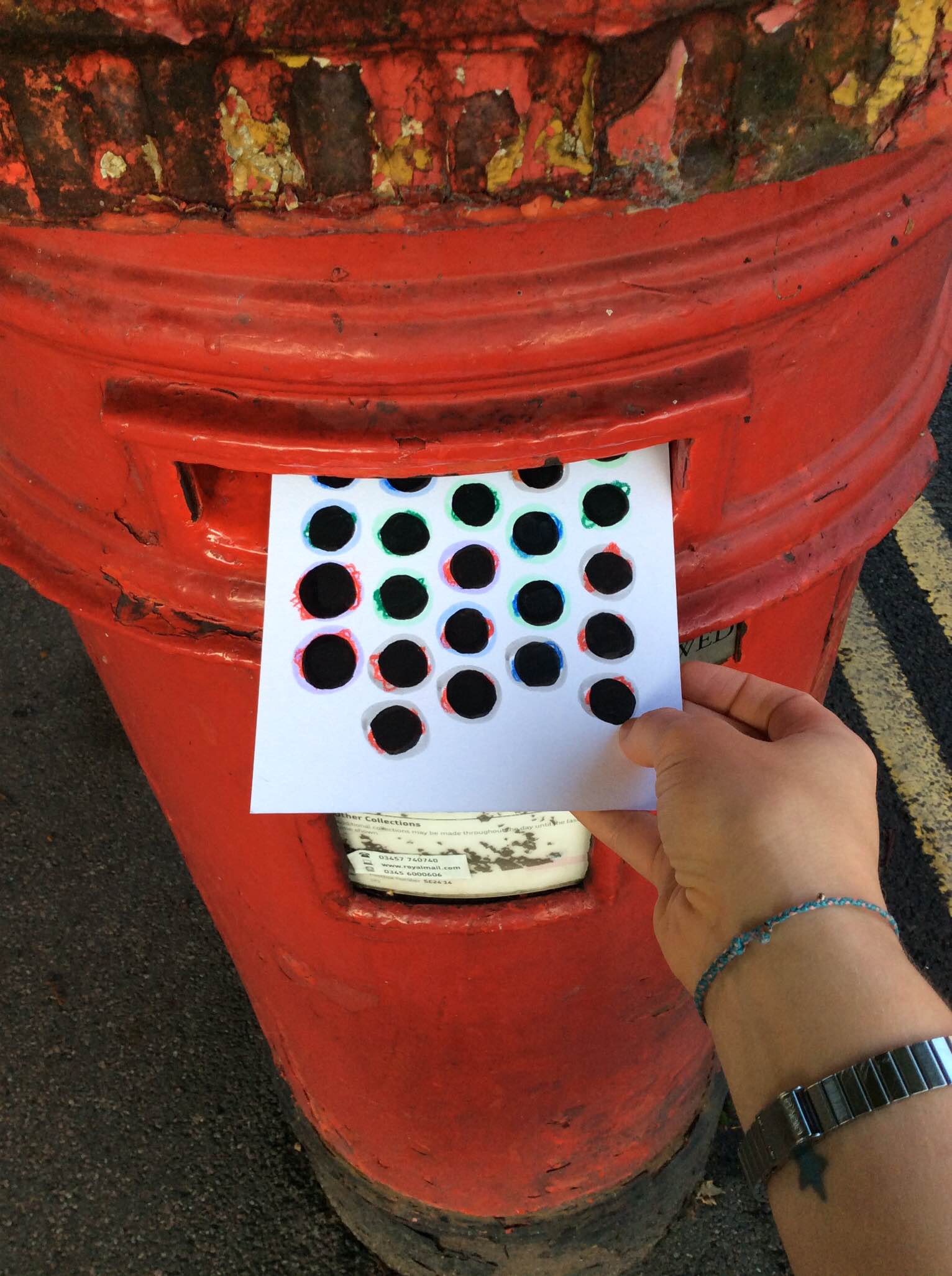 I'm only showing you the finished postcard here, no in-progress photos because they are PRIVATE (ok, ok, it's just because I was without my phone and didn't take any except for a few with my iPad...though to be honest it's pretty difficult to hold up an iPad and take a photo with one hand while dropping something in the postbox with the other, not to mention embarrassing, ha) 
