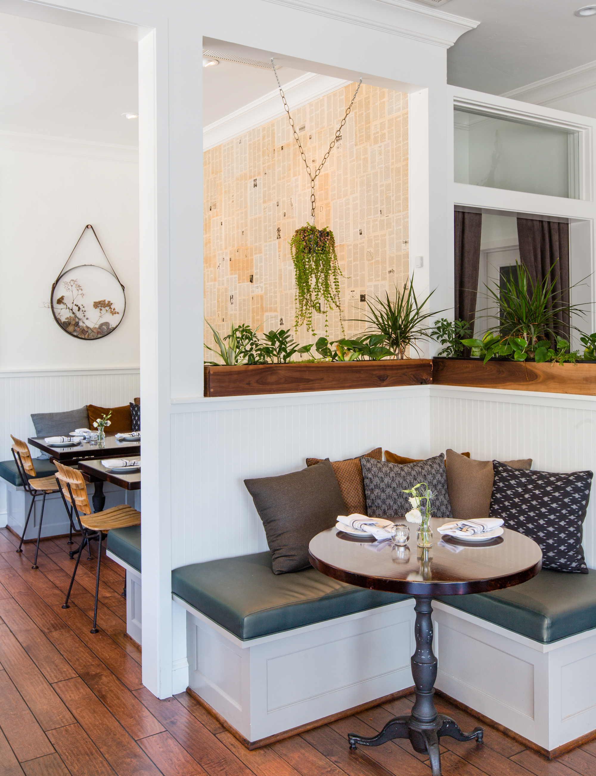 MAIN DINING ROOM | CORNER BANQUETTE Available for 'SEMI-PRIVATE BUYOUT' option