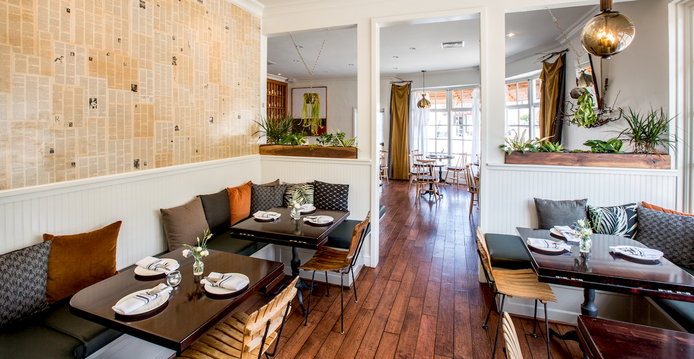 SMALL DINING SOUTH WALL | ROOM SEATS 16 Available for Large Party Bookings