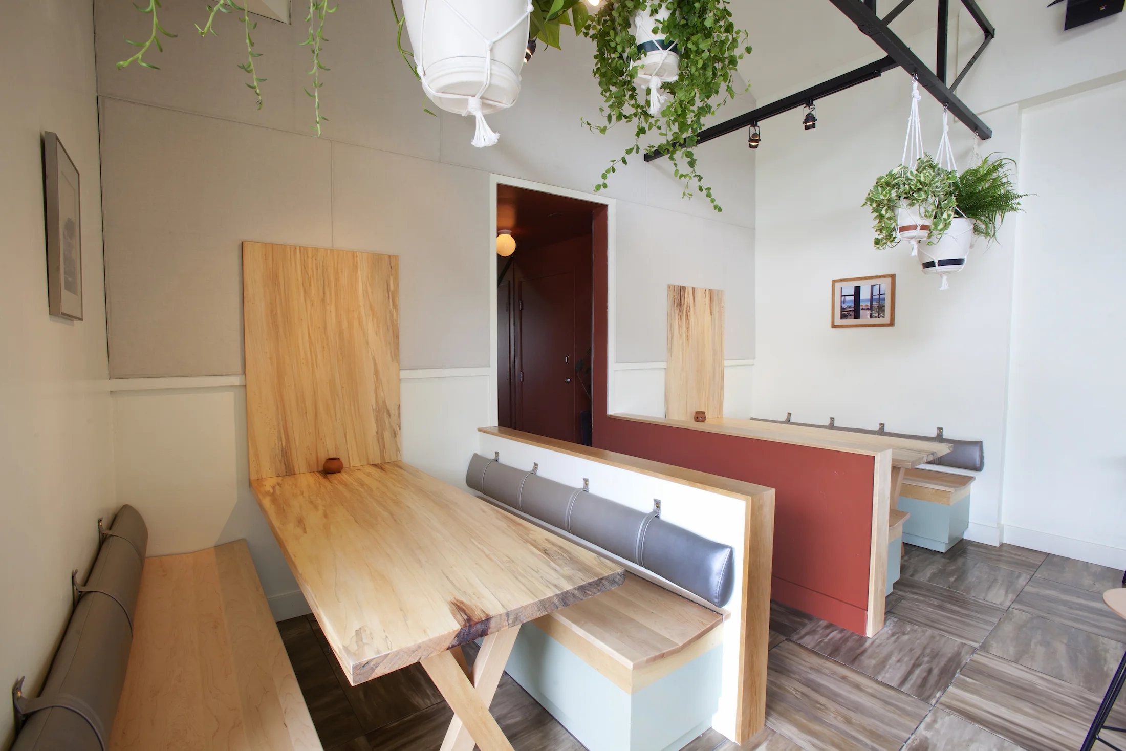 LARGE PARTY SEATING Sit comfortably while your guests mingle