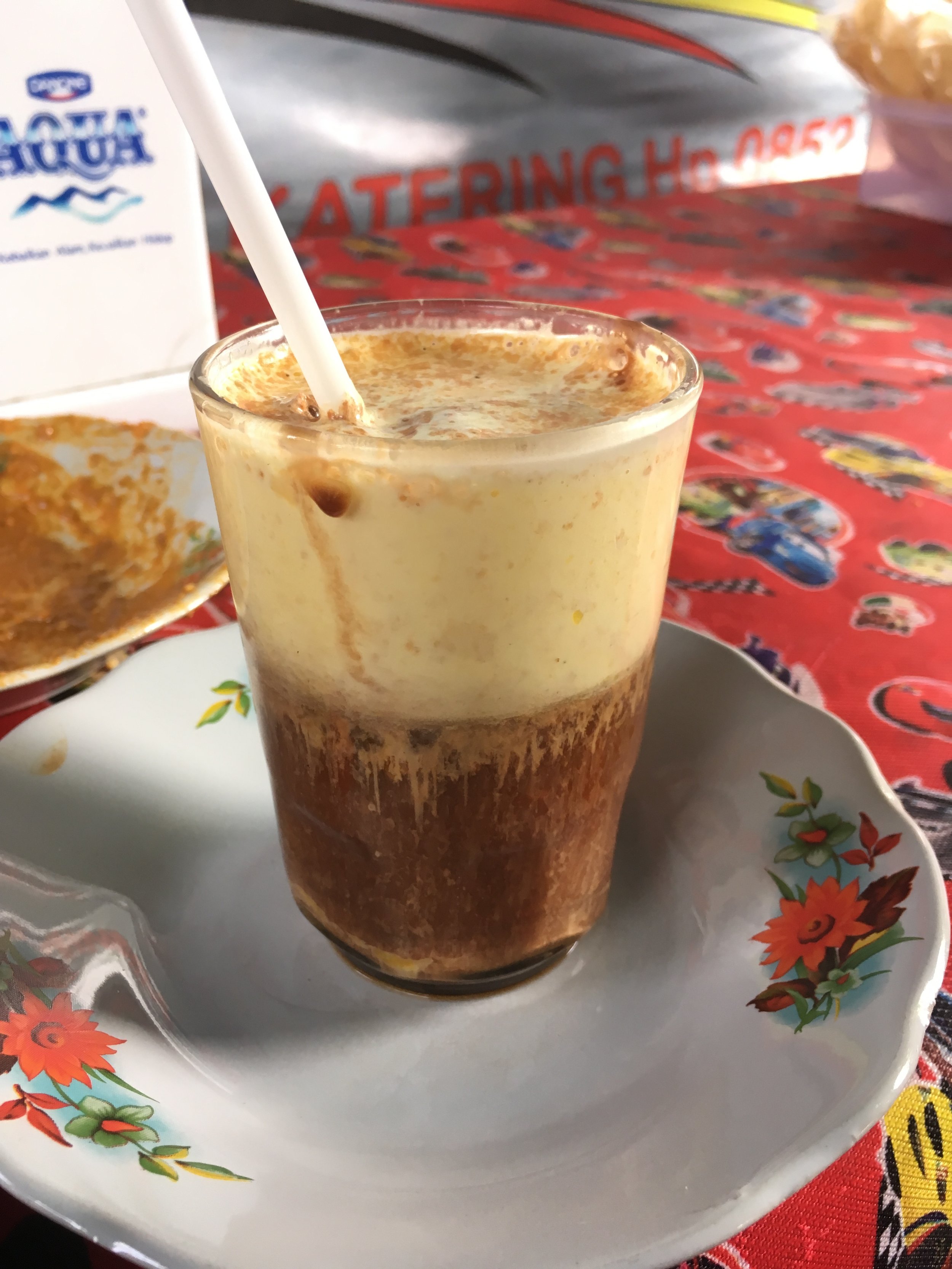 これはジャワならではの飲み物。名前忘れちゃった。コーヒーのように見えるが、実はジャワティー 地元の人曰くエナジードリンクだそうで、黄色いのは卵 グラスの周りに箸で塗られた中に、ブラウンシュガーと濃いティーを注ぐ。ストローがついてくるのだが、暑すぎてストローでは飲めない。朝ごはん屋さんで提供中。