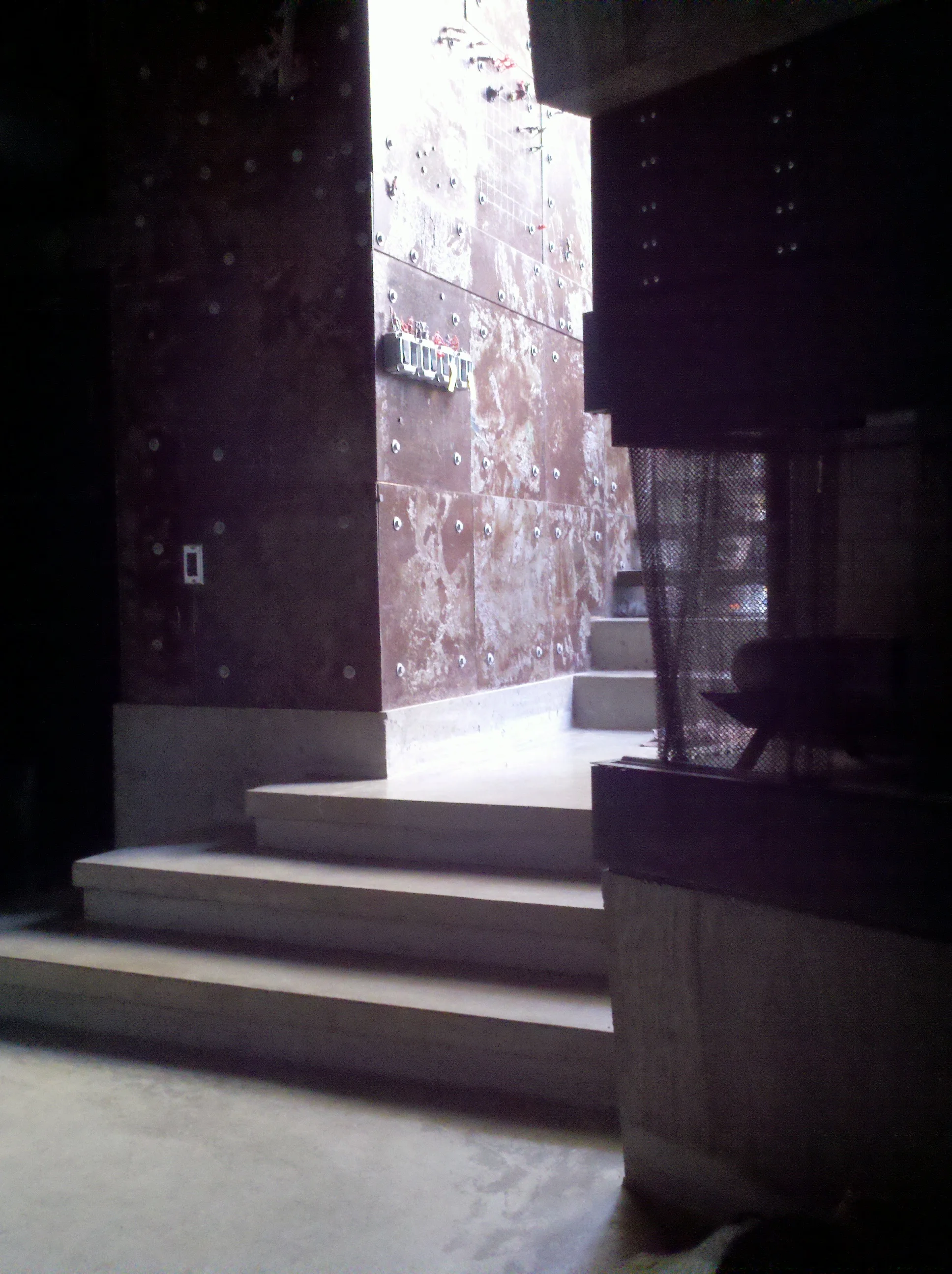 2011-01-10_concrete fireplace 02.jpg
