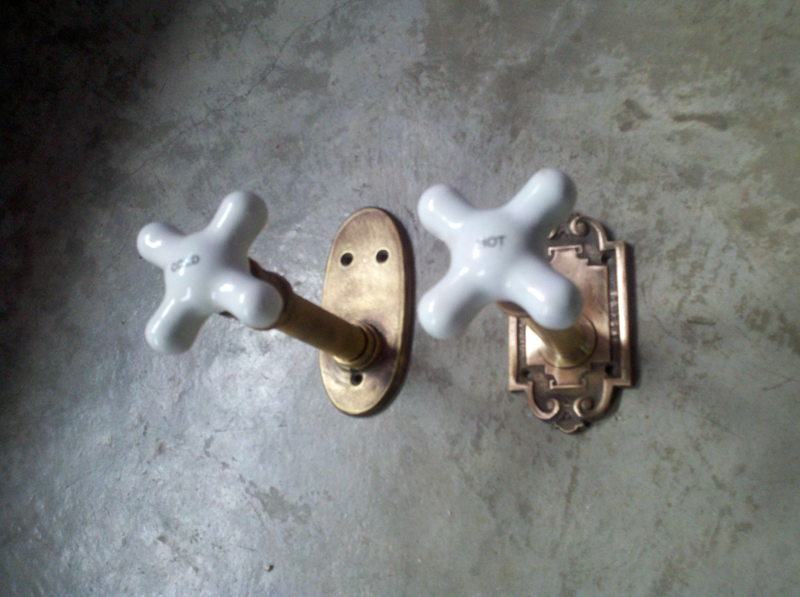 hot n cold bath towel handles .jpg