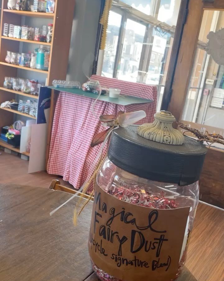 Heyoooo Kaliya here👋🏾

✨ Fairy dust alert! Our signature Upcycle fairy dust is all set and ready to add a sprinkle of magic to your weekend🧚✨ Today we had a little Upcycle reunion party with our close friends and it turned into a whole FAIRY FACTO