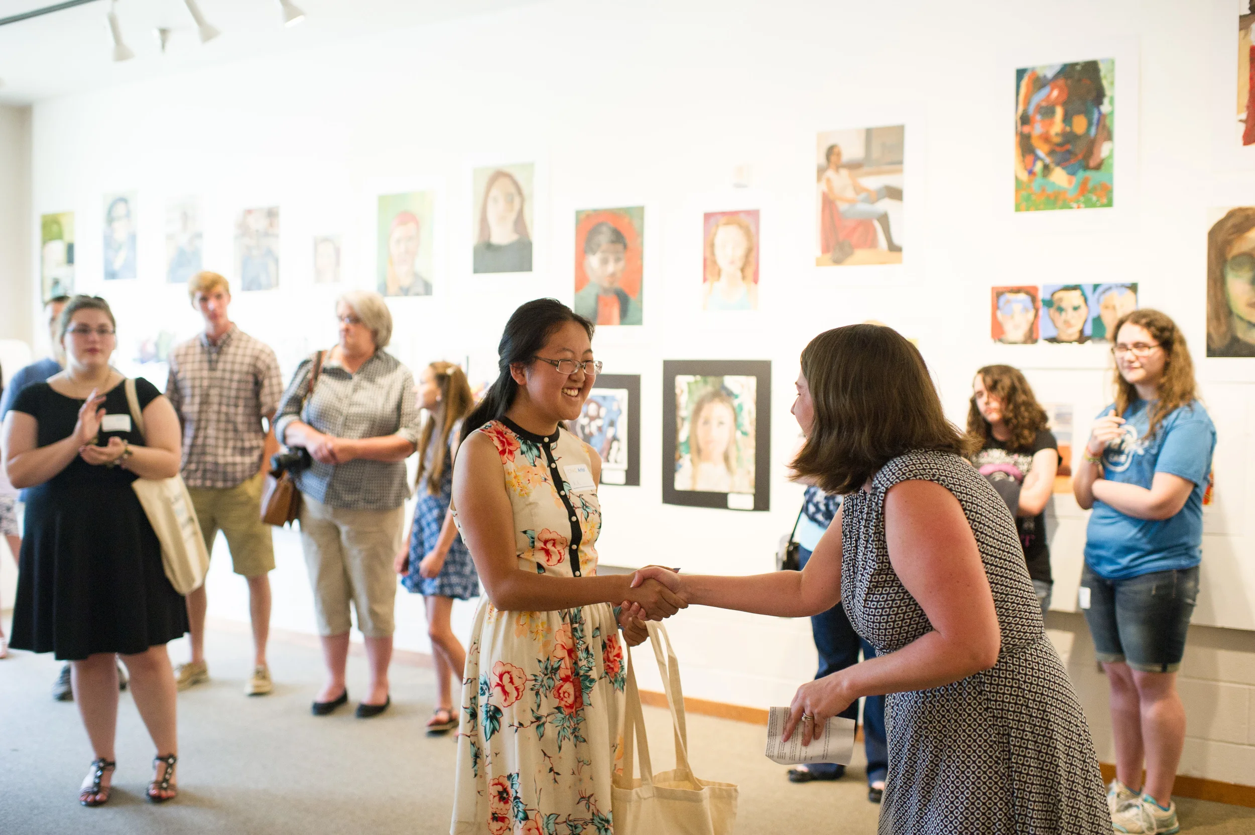 Lisa Huber presents MuMu Lin with the LVA Portfolio Award.
