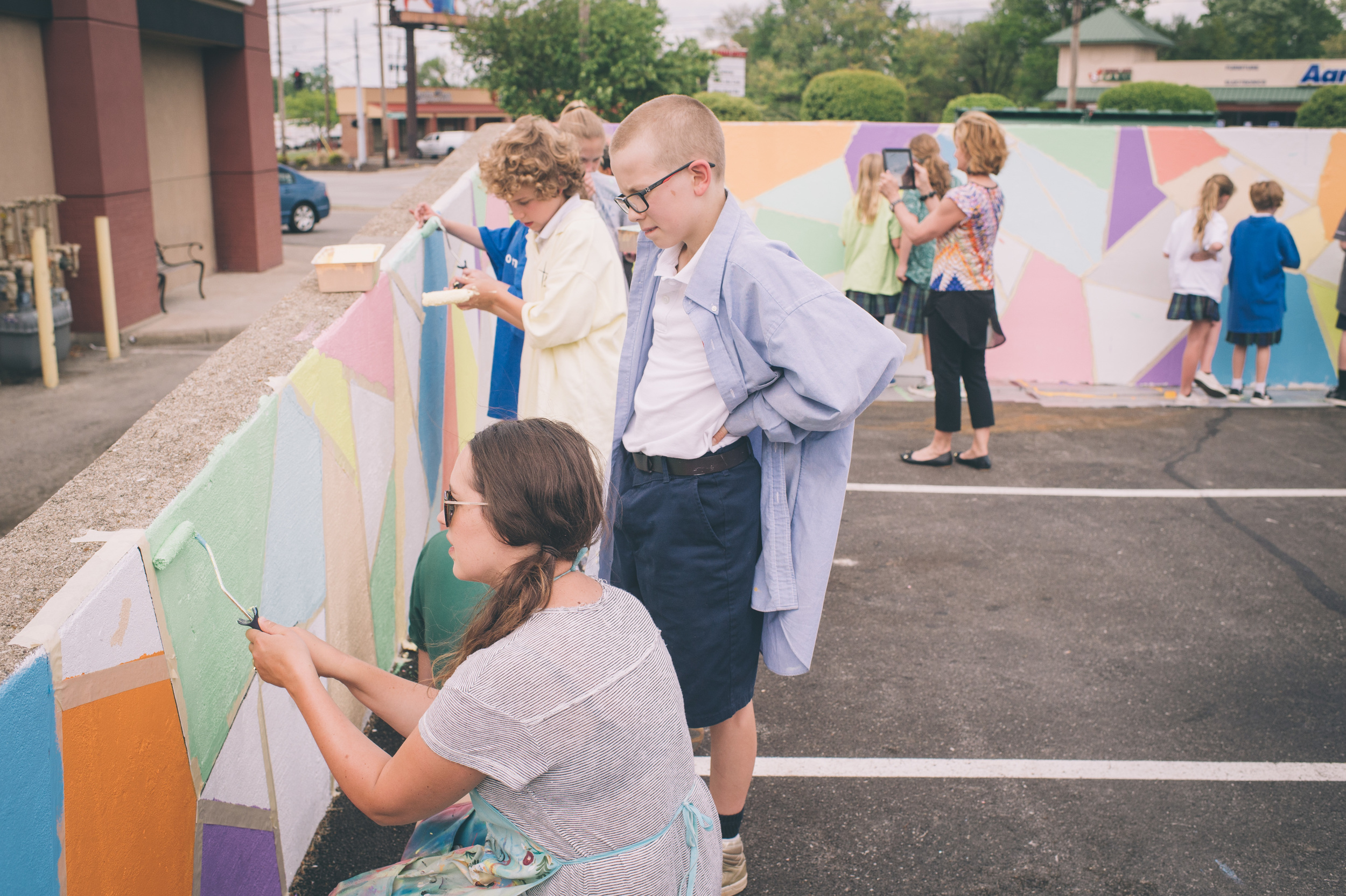 Liz Richter works with elementary school students at the Hikes Point Mural through Center for Neighborhoods' PAINT program.
