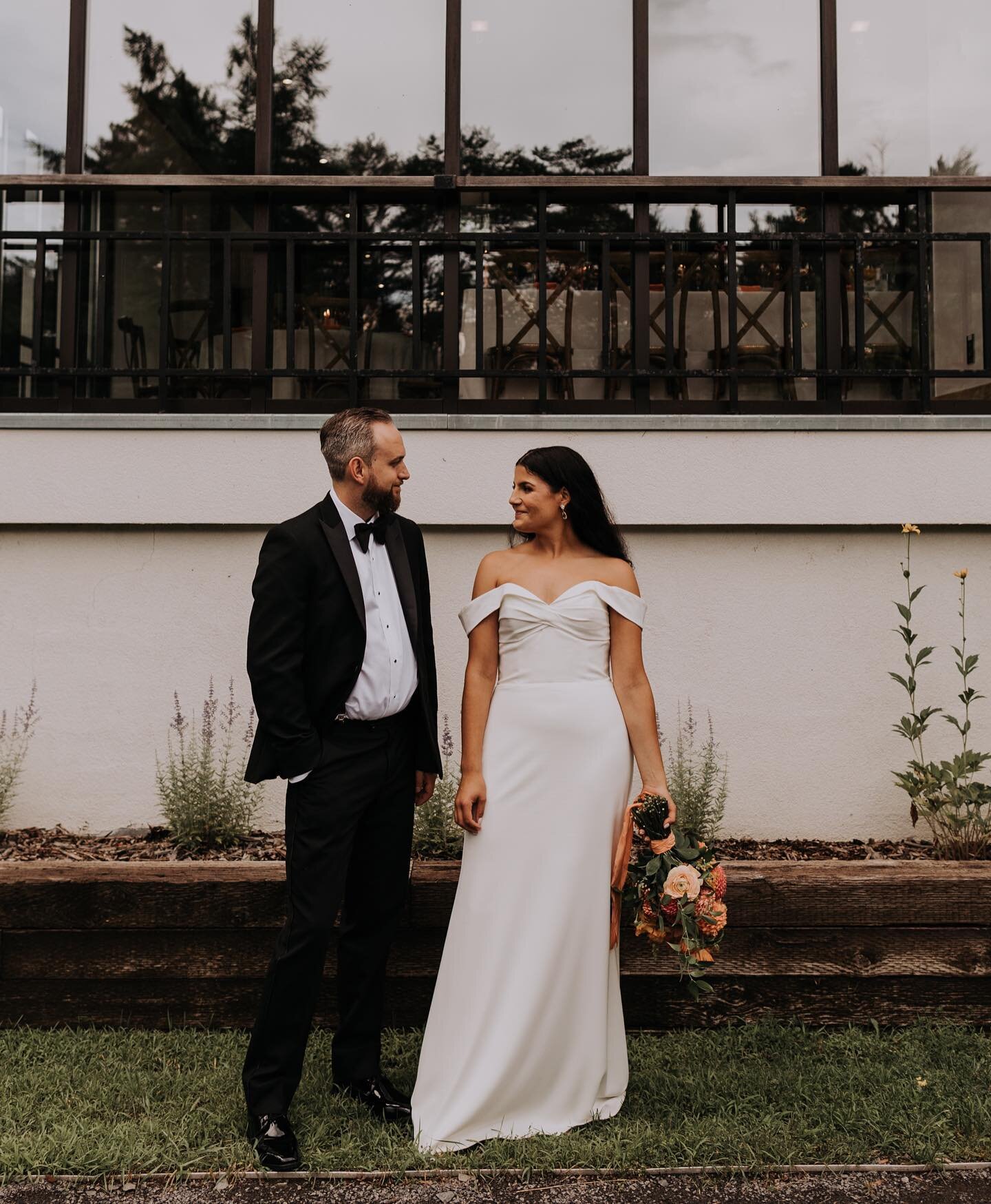 Le privil&egrave;ge d&rsquo;avoir capturer ce mariage inoubliable! La temp&eacute;rature s&rsquo;annon&ccedil;ait 🌧️💧☔️jusqu&rsquo;&agrave; la toute derni&egrave;re minute. MAIS, Dame Nature s&rsquo;est r&eacute;sign&eacute;e et nous as laiss&eacut