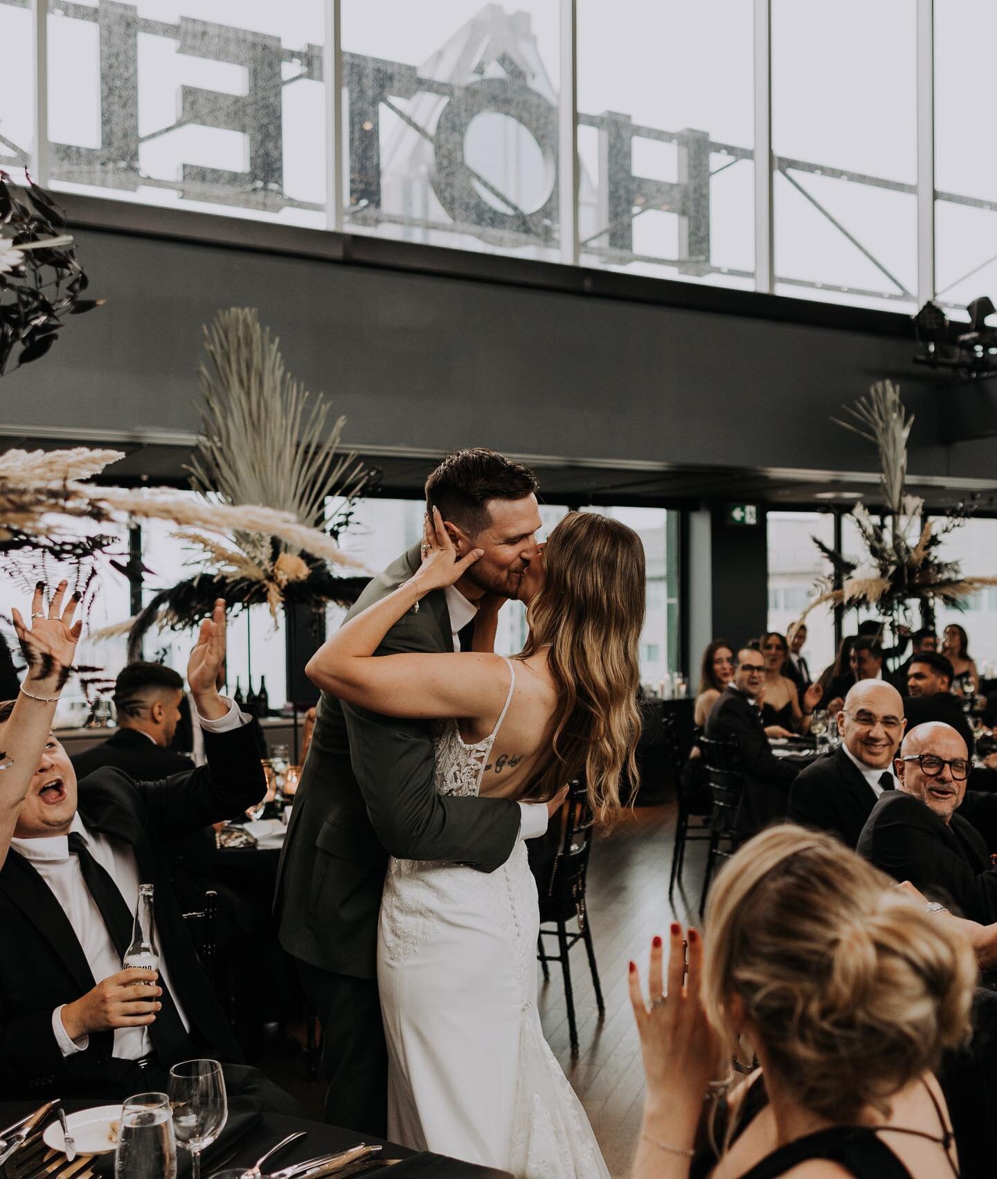 J&rsquo;ai l&rsquo;habitude des mariages en plein c&oelig;ur de la nature mais j&rsquo;avoue que photographier celui de Nicole &amp; Stephen avait quelque chose de sp&eacute;cial! 🌃🍾Probablement l&rsquo;une des soir&eacute;es les plus festives auxq