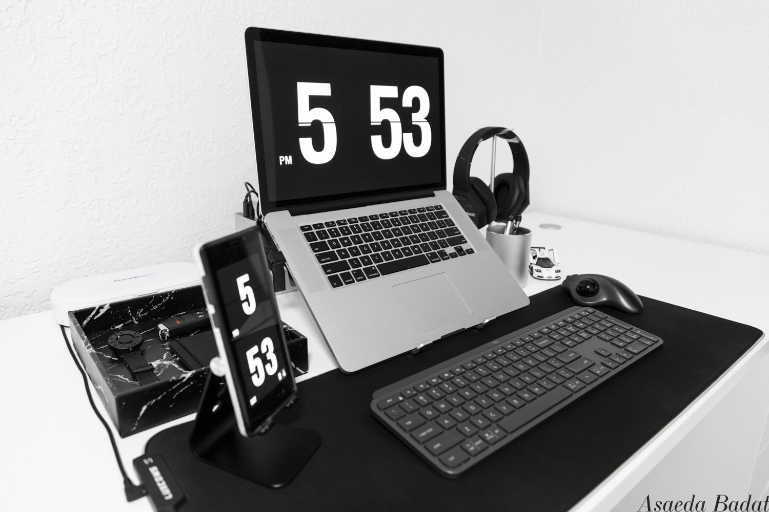 Asaeda_Amazon Black White Minimal Minimalist Minimalistic Desk Setup_045-Edit.jpg