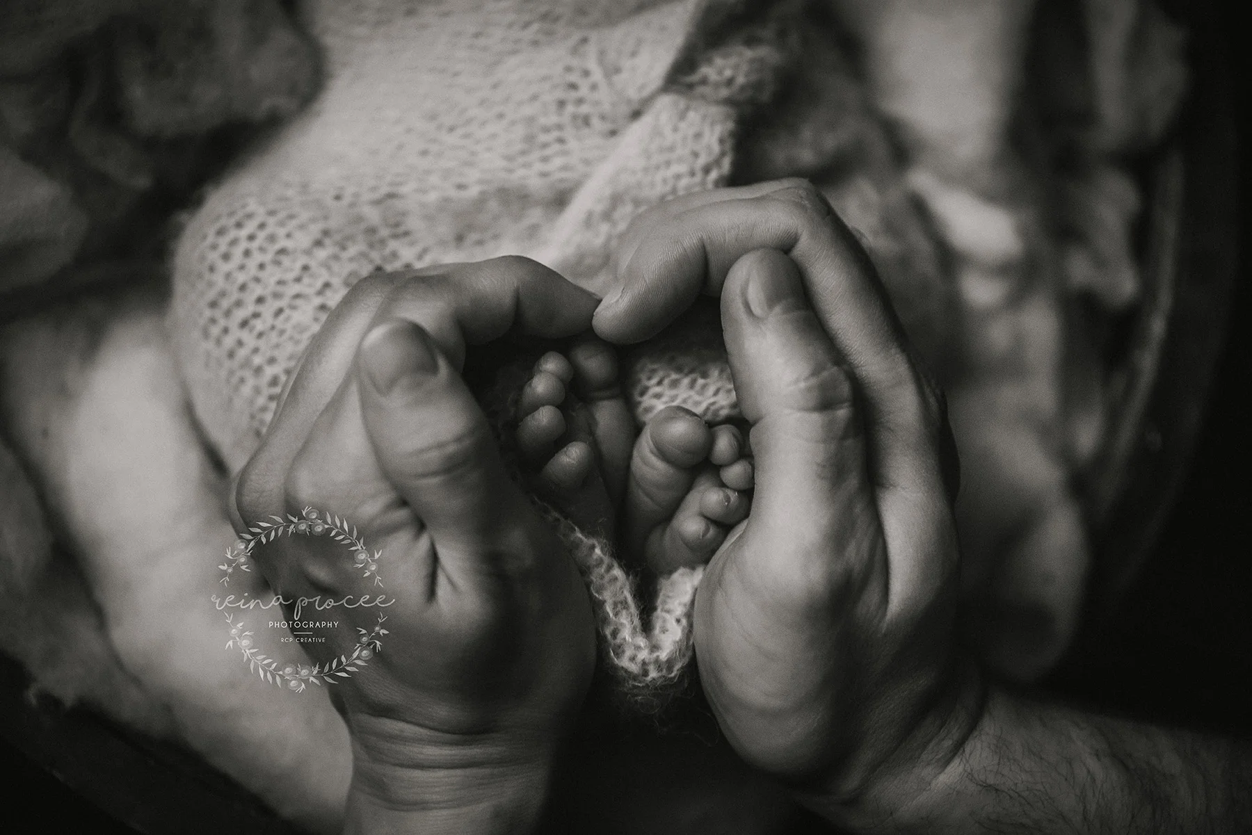 Newborn-photo-sessions-baby-feet.jpg