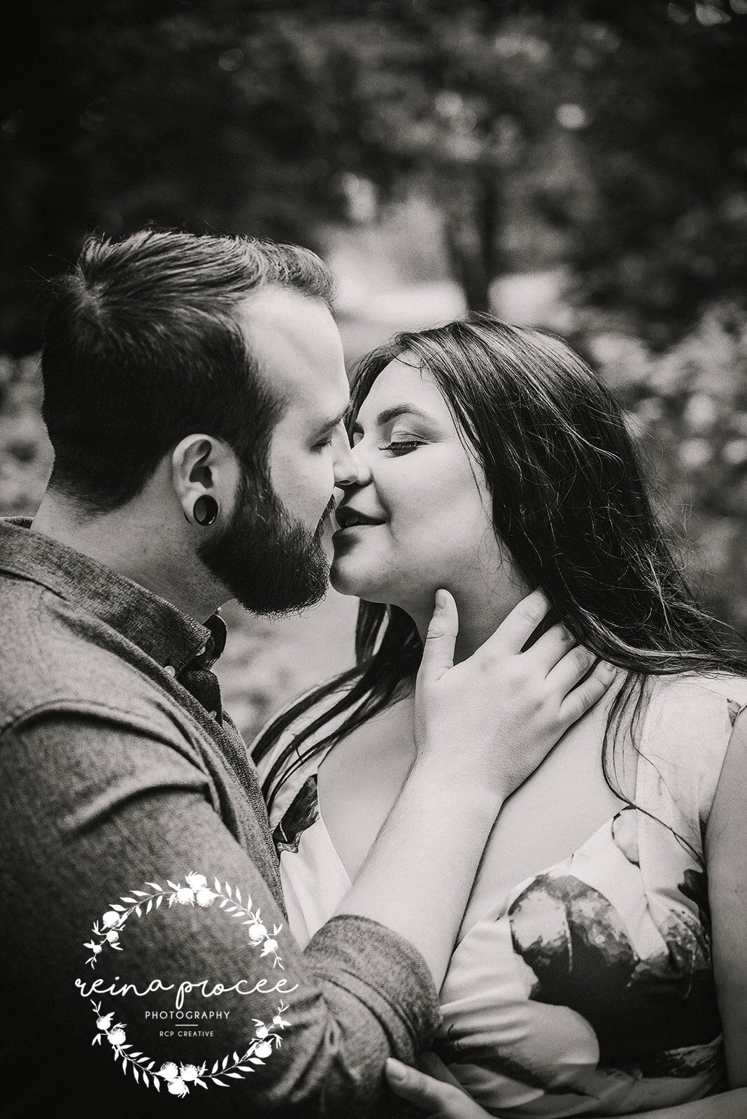 Engagement-photo-park-black-and-white.jpg