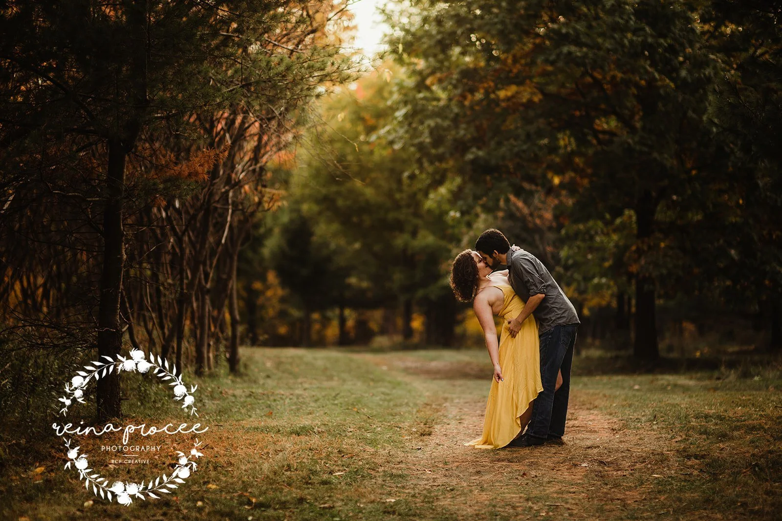 Engagement-sessoion-autumn.jpg