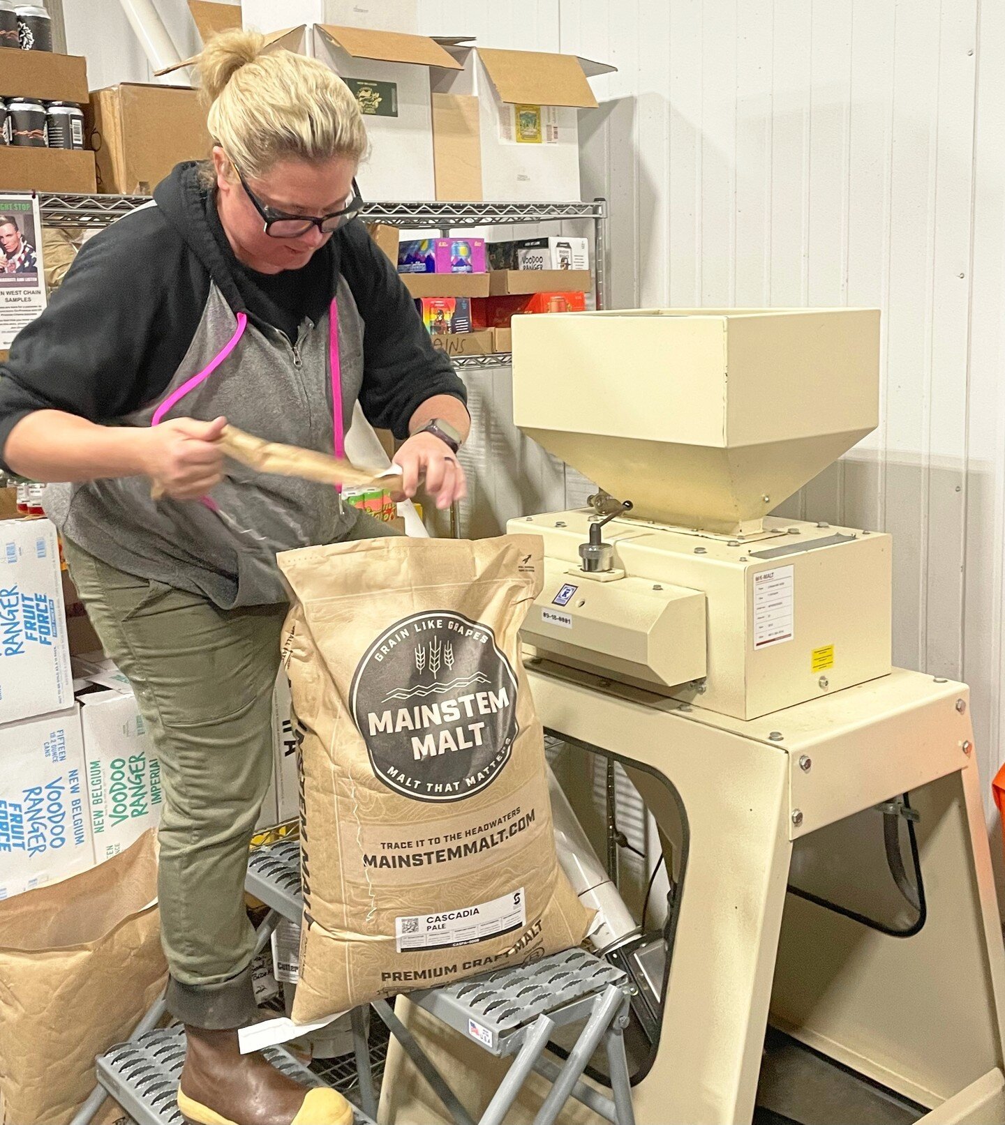 Big ups to @newbelgium for sending in this 📸of Kelly McKnight (Lead R&amp;D Brewer, @focobrewer), milling in some Mainstem at her innovations brewery in Fort Collins, CO.⁠
⁠
The beer is a 100% Salmon-Safe IPA that will make its way to @hopworksbeer 