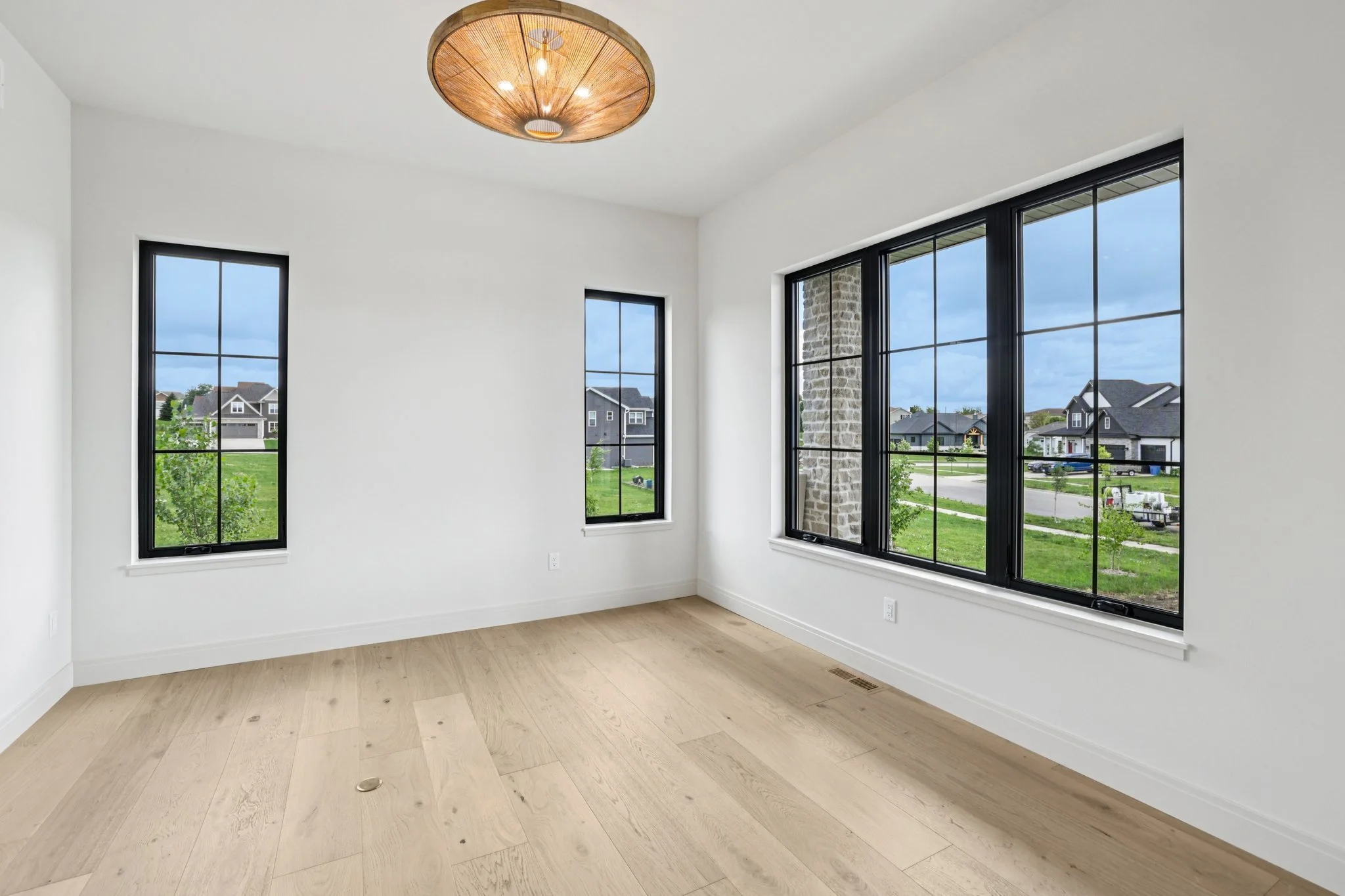 26-web-or-mls-Telemark Pkwy-S2806-026.jpg