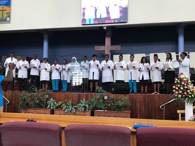 2017 nursing graduates reciting nursing pledge.jpg