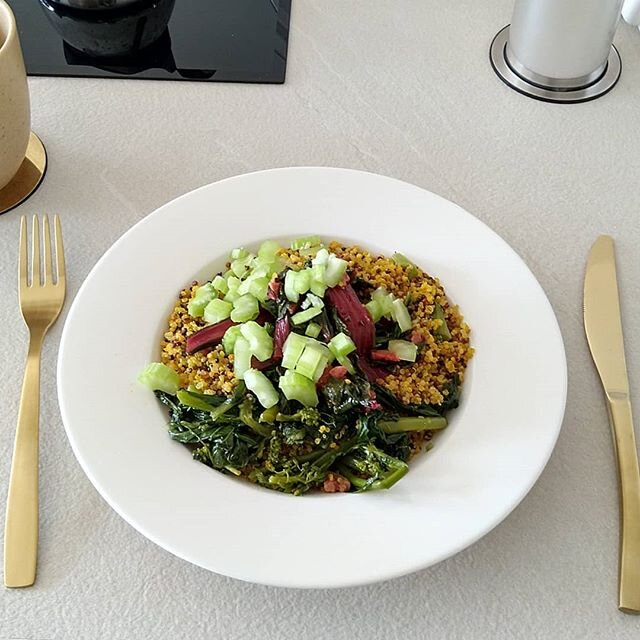 Today's lunch... We always keep our meals simple, yet colourful to make sure we eat lots of different nutrients!! ❤️❤️❤️ This was our curcumin quinoa version with olive oil, celery, kale, beets, and garlic! 😋😋😋 What did you have for lunch during t