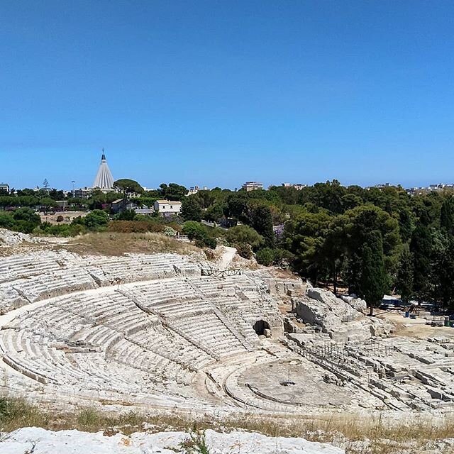 What a wonderful day in the archeological park in Siracusa, Sicily!! 😍❤️😃 After 3 months in lockdown at home... We had missed nature so, so much!! 🌳☀️🌴 Going to this historical site in the city and reconnecting with the magical nature gave us pea