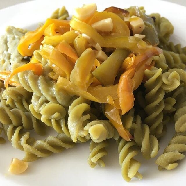 A new discovery that we love... Green pea pasta full of proteins! 😋😋😋🥰🥰🥰❤️❤️❤️ We made this one with yellow bell peppers, lots of garlic, arugula, green beans, and green pesto! But I was too hungry to wait for the picture after we had mixed it 