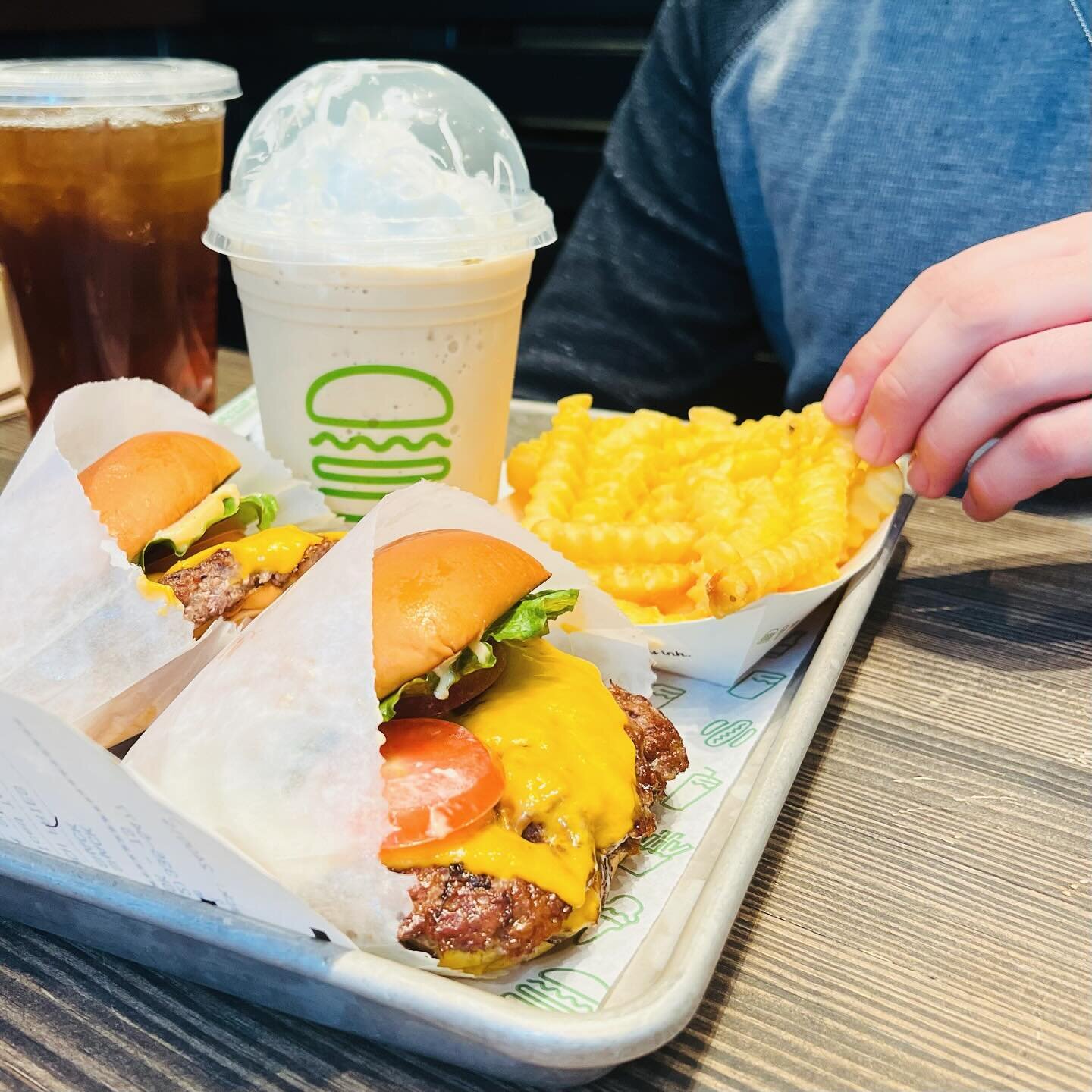 Didn&rsquo;t make it back up to The Big Apple today due to yours truly hurting her ribs somehow&mdash; so today was spent exploring Philly hand in hand with my love! 🏙️👫 From savoring Shake Shack delights (@pulledanadam aren&rsquo;t you happy I mad
