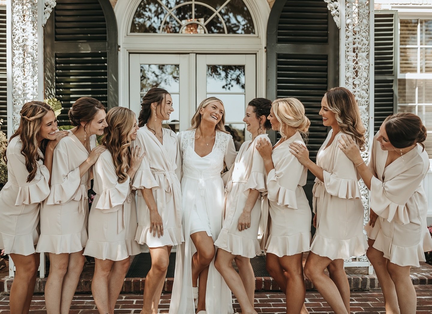 It&rsquo;s starting to feel like sunny, warm, perfect wedding morning weather outside and I&rsquo;m here for it 😍☀️

Who&rsquo;s with me?! 

Bridal robe: @lerose_online 
Bridesmaids robes: @blossom_syrup 

#weddingday #wedding #bridetribe #bridesmai