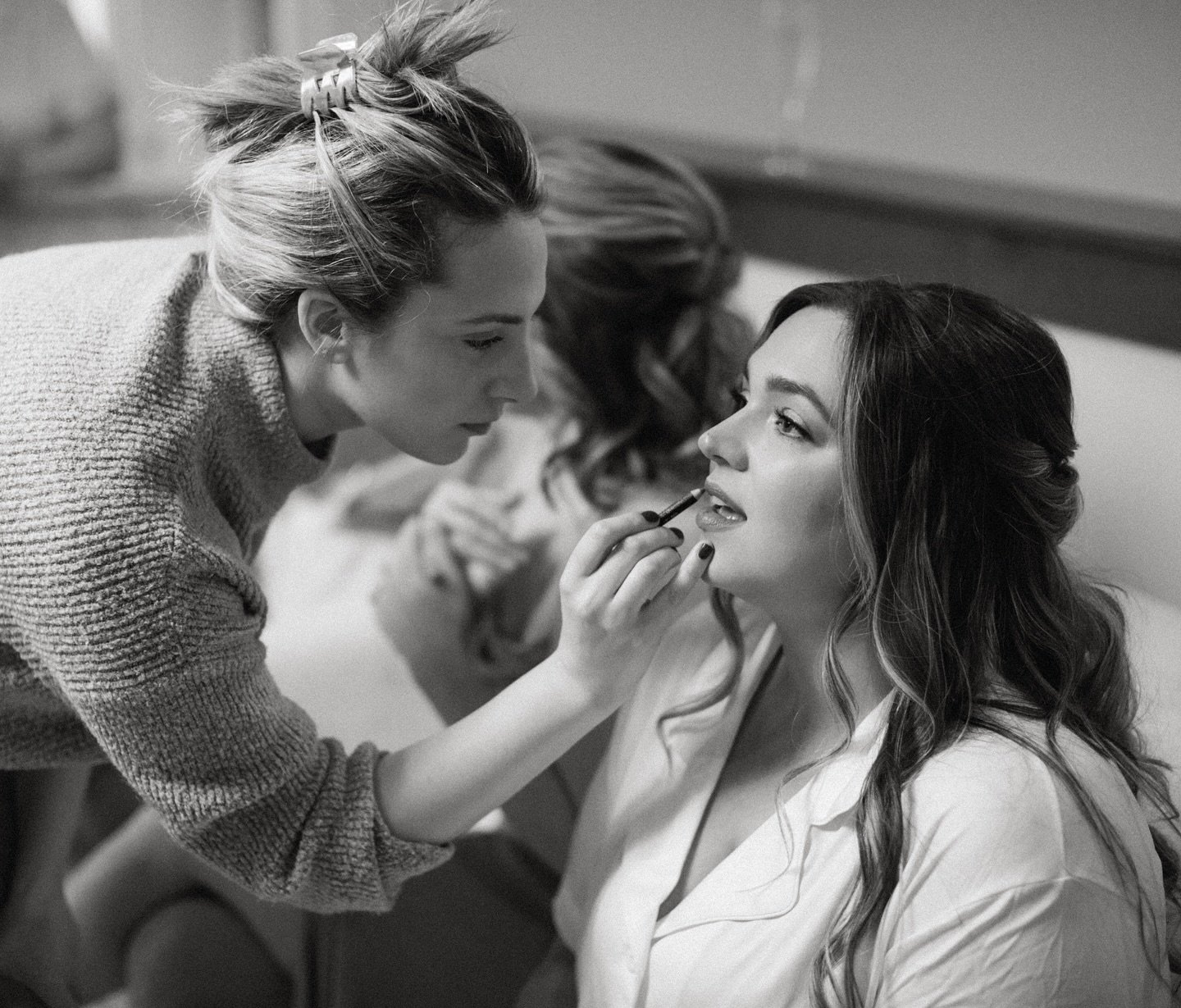 it&rsquo;s always fun seeing behind the scenes photos when galleries arrive 🥰 a little touch up before dress time! thanks for the shot @rachelruhlphoto &amp; thanks for letting me work on your beautiful face @annaraineri !! 😍❤️&zwj;🔥

venue: @thei