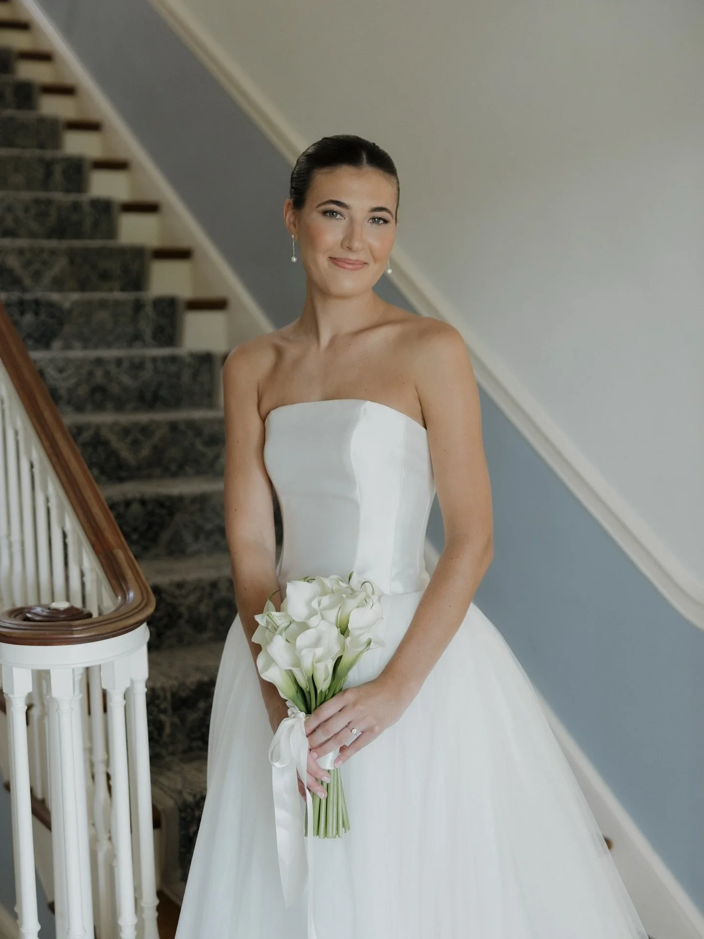 Lindsey, an effortless beauty. These photos capture her bridal look perfectly. More proof that soft makeup can stand out in photos. ✨🤍

Venue: @drumoreestate 
Photos: @juliaaingle 
Hair: @discocowboychlo 
Florals: @mossandvineeventdesign 
DJ: @djmas