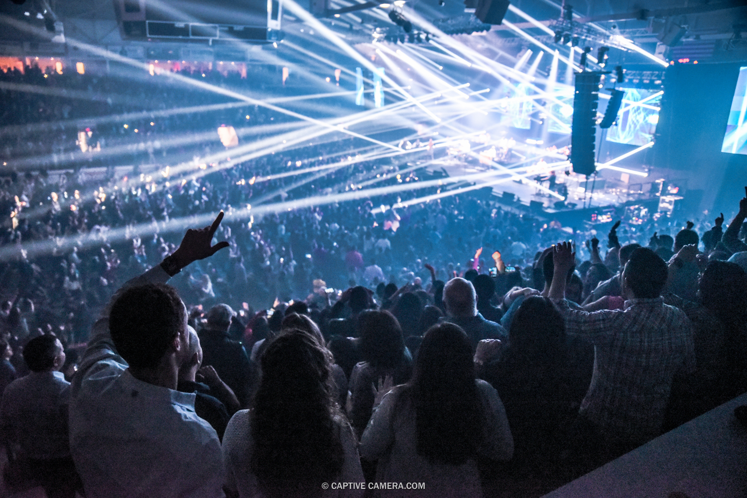 DOMINICAN SINGER JUAN LUIS GUERRA PERFORMS AT POWERADE CENTRE