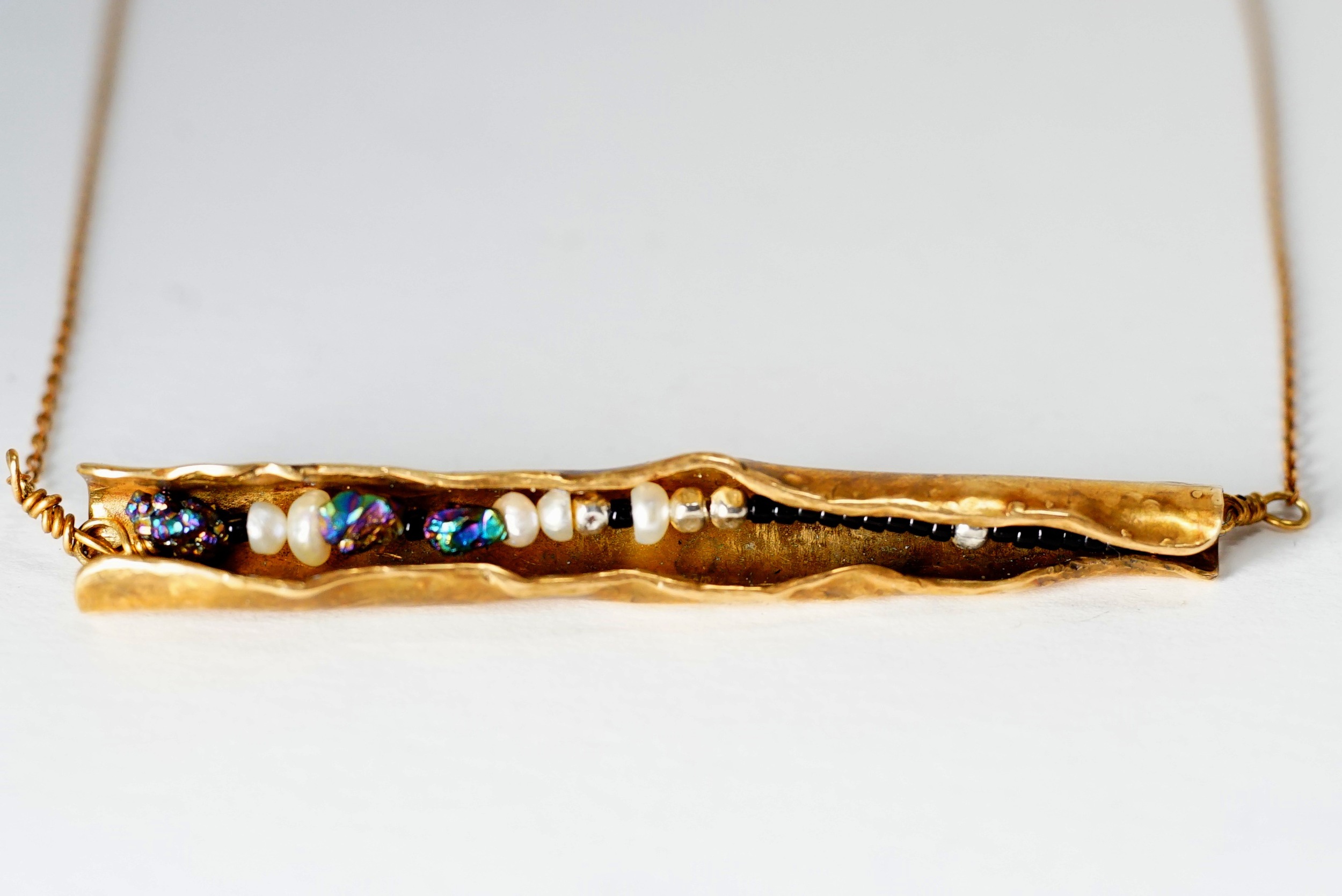 Curved Horizontal Necklace With Pearl and Citrine