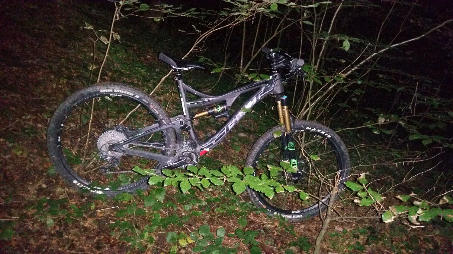 Kann sich prima im Unterholz verstecken - Pivot Mach 6 in Nightride Stealth Optik 