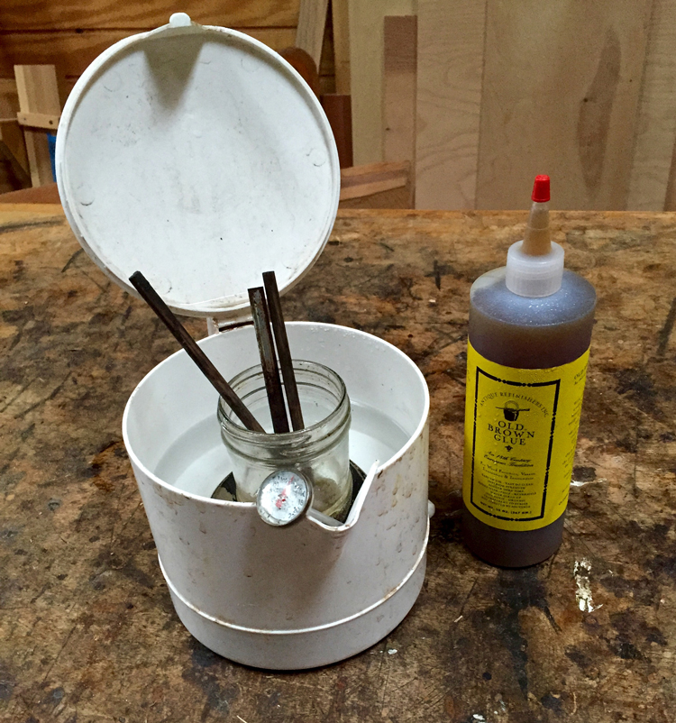 Hide glue warming in a glue pot