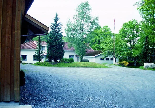 Inne på "fabrikk-området". Spinneriet er i fleire etasjer i det om- og tilbygdesauefjøset til venstre. visningsrom, butikk og lager i hovedbygningen. Her er det jevnlig besøk av kunder - enkeltvis og i grupper. Onsdag er butikkdagen.