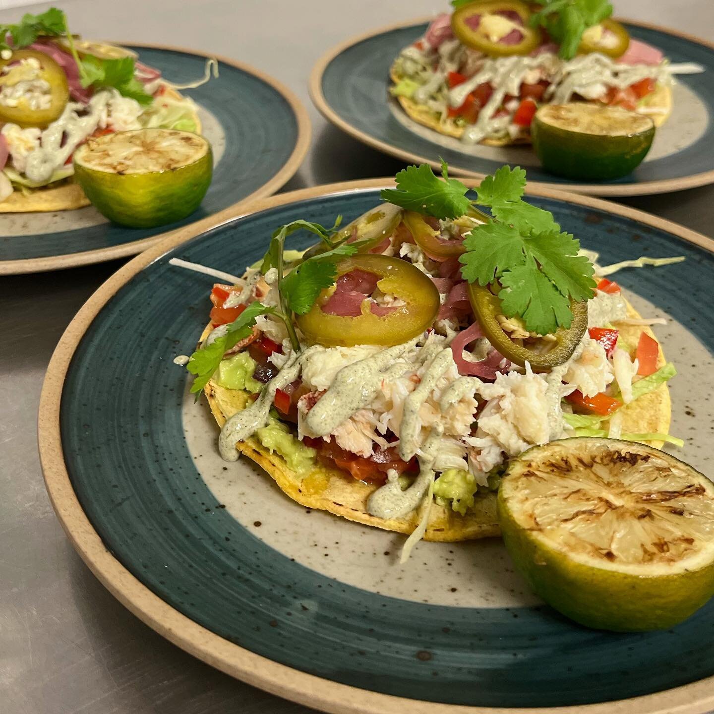 You might need a pineapple margarita for this! Tostada feature: Dungeness crab, smashed avocado, pico, charred scallion, pickled jalape&ntilde;os, pickled red onion, crisp corn tortilla.
Happy Friday!
.⁣
#fridayvibes #tostado #margaritas #dungenesscr