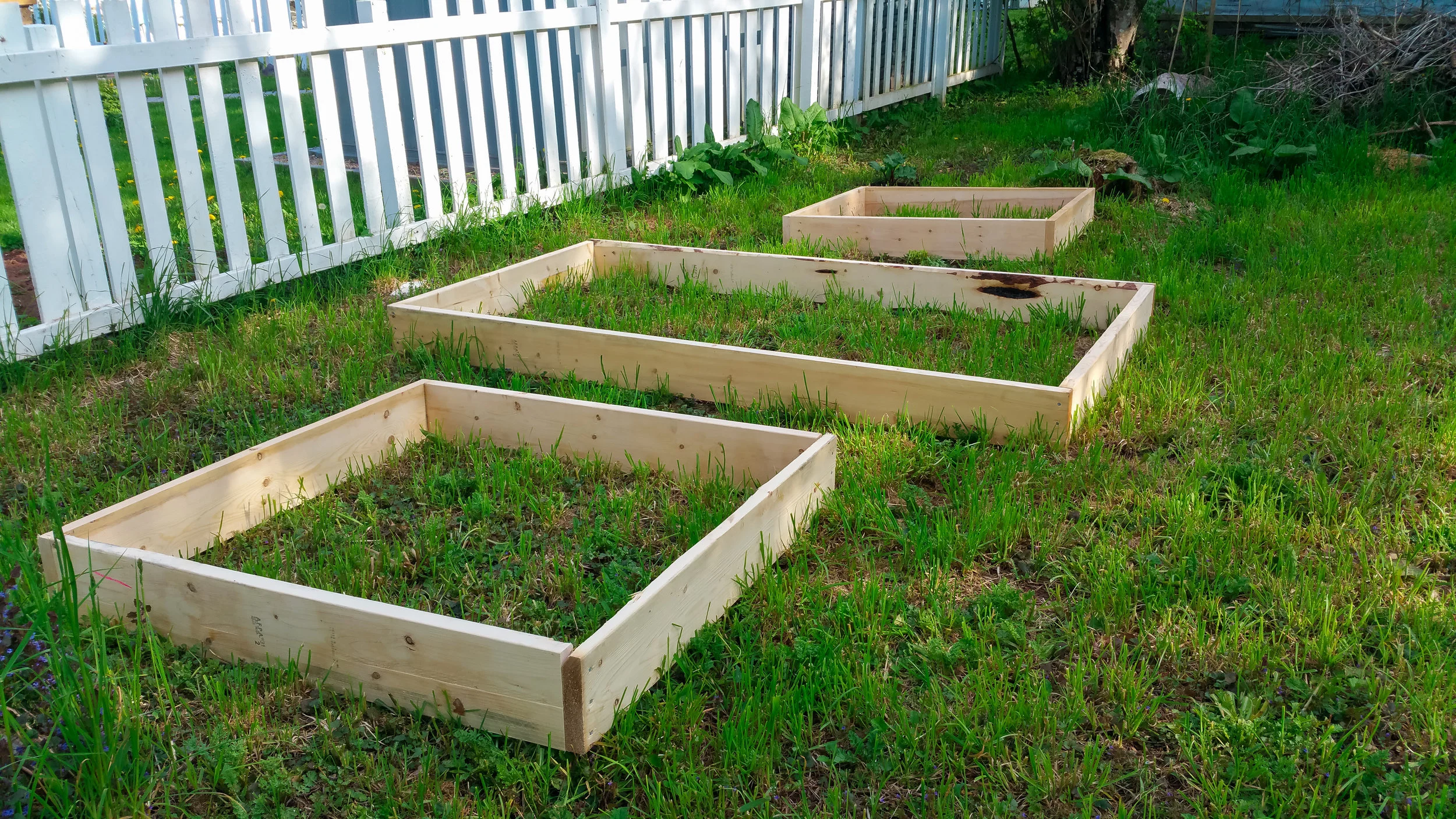 i have been bugging my husband for months now about the garden... and all the things that i want to do... and today he surprised me by coming home before me and quickly putting together the boxes i wanted for the raised garden... i can't wait to fill these up! :) :) :)