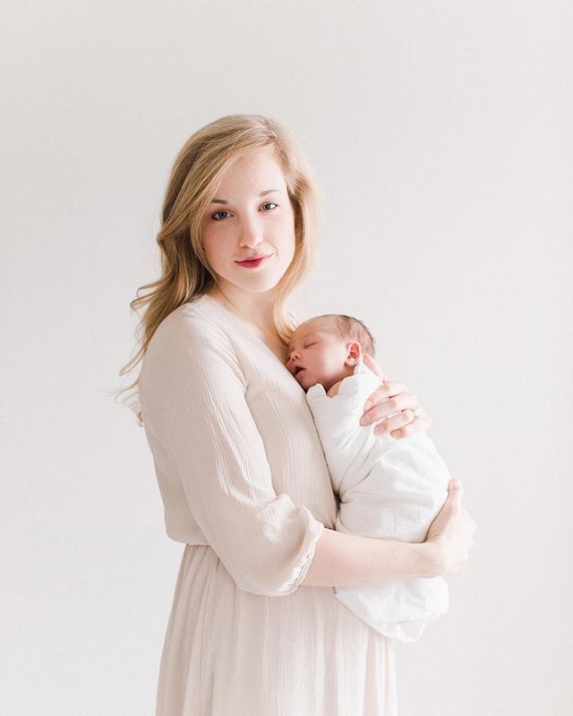 👋🏻 Its me again! It’s been a minute since I posted, although I’ve been obsessively talking about baby sleep in my stories basically every day. 😂
Anyway, just popping on because I’m obsessed with this dress from my client wardrobe. The monochromatic look for portraits is my favorite because it allows the focus to be on what’s important: your sweet family and the love that you share. ❤️