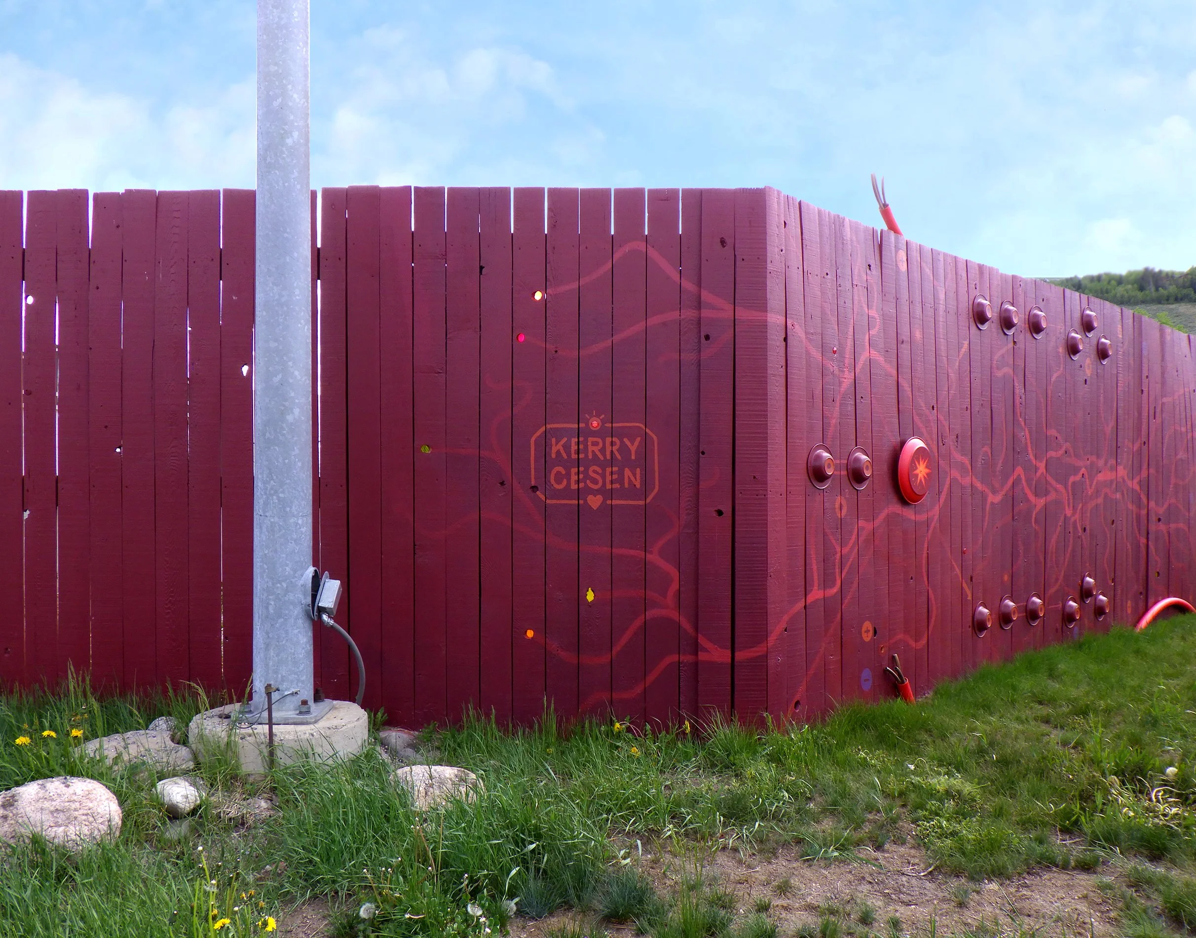 Cesen_Silverthorne-Fence_Red_01_1900px.jpg