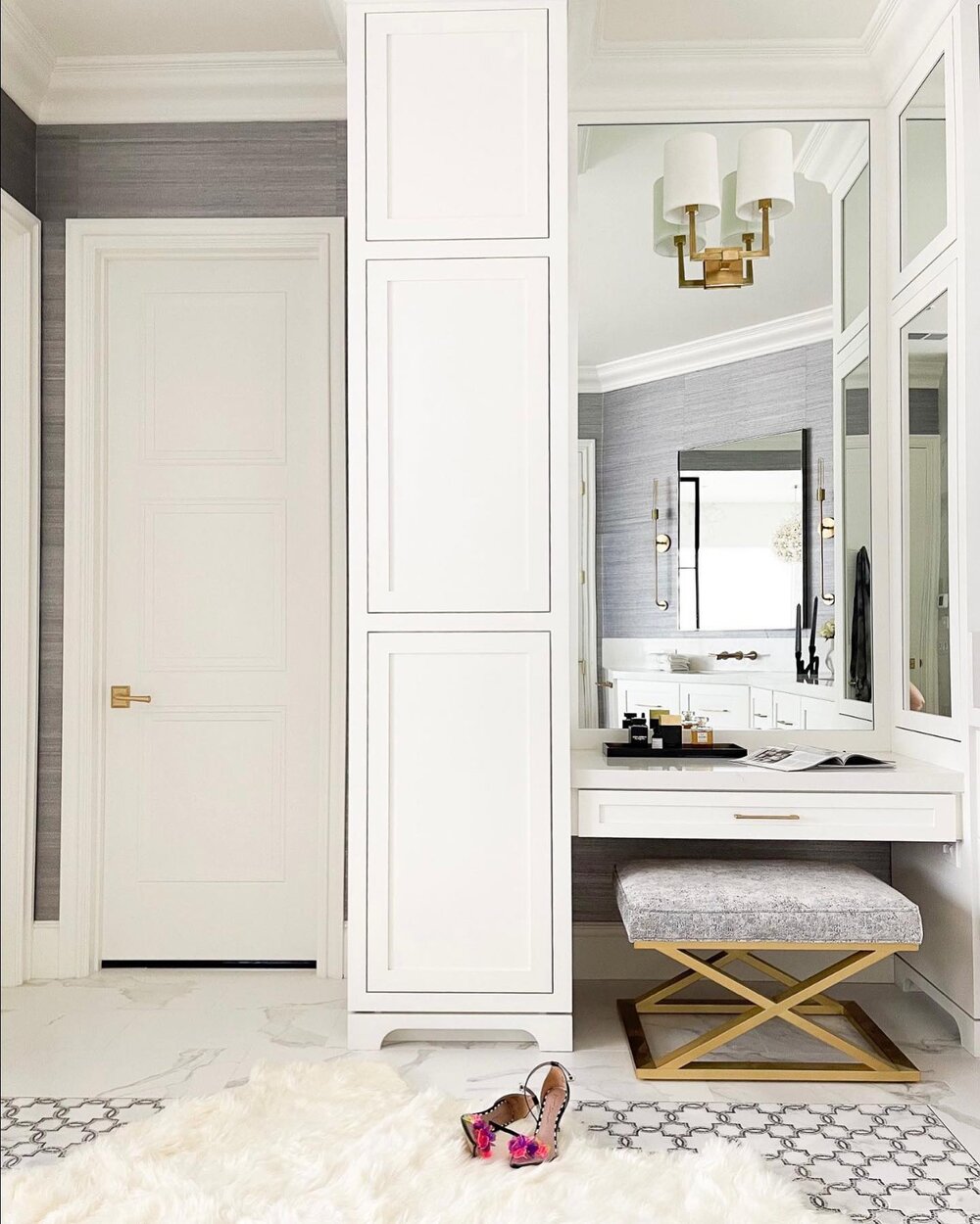 Elegant. Classic. Luxe. ✨
Do you love having a separate make-up vanity? 
.
.
Design @mollyerindesigns 
Builder @tankersley_construction 
.
.
#design #remodel #interiors #sacramentointeriordesigner #granitebayinteriordesign #eldoradohillsinteriordesig