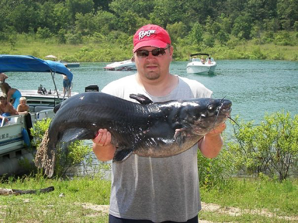 fishing_at_Pontiac_Cove_Marina_on_Bull_Shoals_Lake.jpg