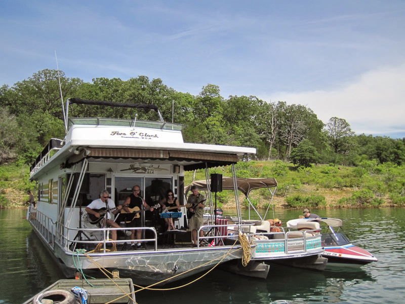 Pontiac_Cove_Marina_on_Bull_Shoals_Lake.jpg