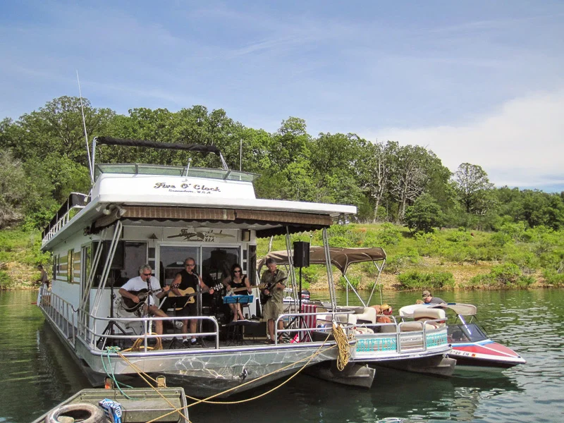 music_at_Pontiac_Cove_Marina_on_Bull_Shoals_Lake.jpg