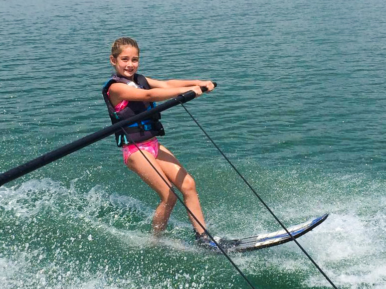 Skiing_on_Bull_Shoals_Lake_near_Pontiac_Cove_Marina.jpg