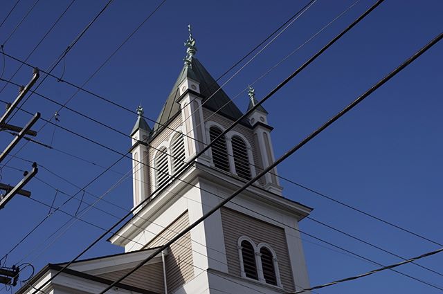 Lines, a spire, and blue skies smilin'. #visualsoflife | #church⛪ | #lookingup | #thatLAcommunity