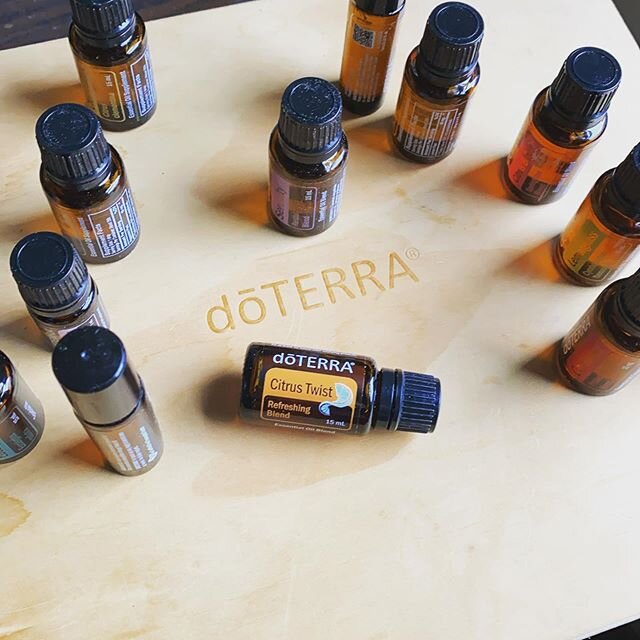 Working on today&rsquo;s order while diffusing my freebie of the month- the brand new Citrus Twist 🧡😍😍😍
Guys, the ginger in this blend is amazing!
This is why i place loyalty orders- for every dollar I spend I get points for free oils and a huge 