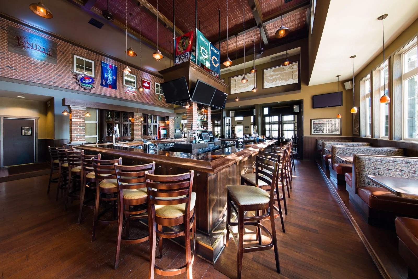 lindys-bar.jpg